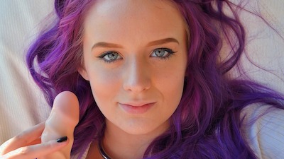 Teen hottie Jessica fists and dildos her ripe pussy up close