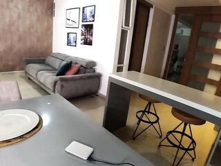 Jefe se folla a su bella empleada latin babe de servicio mientras su mujer no esta en casa, creampie!