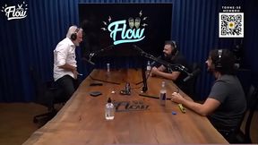 FICOU PELADA EM CIMA DA MESA