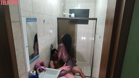 flagrei meu amigo tomando banho nao perdi tempo! cai de boca e buceta no pauzao dele
