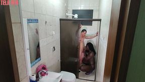 flagrei meu amigo tomando banho nao perdi tempo! cai de boca e buceta no pauzao dele
