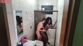 flagrei meu amigo tomando banho nao perdi tempo! cai de boca e buceta no pauzao dele