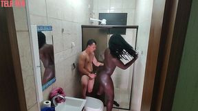 flagrei meu amigo tomando banho nao perdi tempo! cai de boca e buceta no pauzao dele