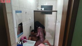 flagrei meu amigo tomando banho nao perdi tempo! cai de boca e buceta no pauzao dele