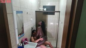 flagrei meu amigo tomando banho nao perdi tempo! cai de boca e buceta no pauzao dele
