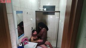 flagrei meu amigo tomando banho nao perdi tempo! cai de boca e buceta no pauzao dele