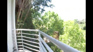 میا بنگ در سکس سه نفره از مقعد با پسر، سینه های بزرگ و جذاب را می خورد.