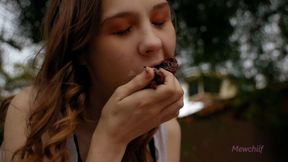 Mewchii Fey Quaint Cupcake Mukbang