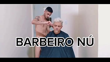 Atendimento TOP do Barbeiro mais gostoso do Brasil o Barber shop putao. Recebeu pica como pagamento.