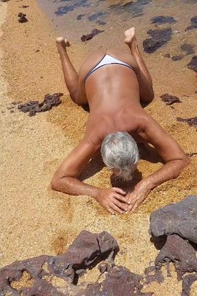 Ladysilva on all fours on the beach wanting cock in the ass