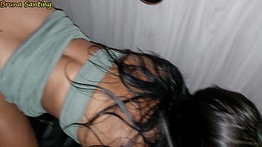 Ela estava louca por rola e pediu pro corno levar no buraco da Glória