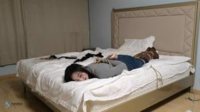 The bed restraint climax experience of the girl in cowboy boots (Chinese model)