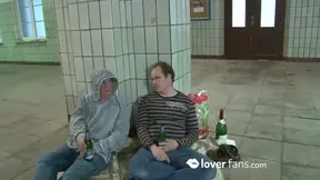 geile Überraschung für die Penner am Bahnhof, mal sehen wie sie so drauf sind