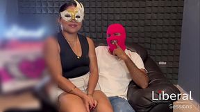 Cornudo deja que su esposa sea amarrada y follada enfrente de el.