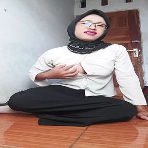 Indo Shemale Wearing Hijab Play Dildo Ass and Cum