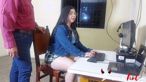 secretaria caliente se folla a su jefe y al final recibe cum facial ( parte i)
