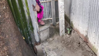 Geile Tante lässt es sich tief in den Arsch rammen.