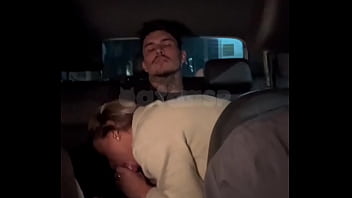 Conheci um gato no barzinho, fiquei de namoradinha e levei-o embora no meu carro, enquanto corno dirigia!