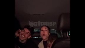 Conheci um gato no barzinho, fiquei de namoradinha e levei-o embora no meu carro, enquanto corno dirigia!