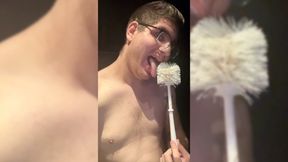 22yo boy in gym&#039;s public toilets: licks a toilet brush with pee, wash his face with pee and flushes his head in the toilet