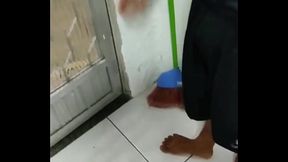 Achei um novinho mavambo gostoso perdido no terreno abandonado!! e eu como n&atilde_o perco tempo desenrolei e consegui mamar