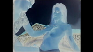 Nagy természetes mellű leszbikus tinik Holli Woods, Kelli Cage és Ema a saját segglyukkal dugják