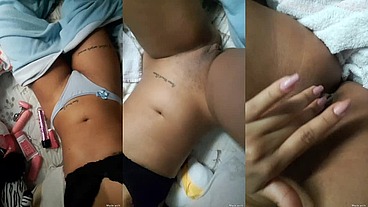Menina safadinha se tocando com vibrador na bucetinha e plug no cuzinho, ela gosa bem gostoso e mostra a buceta molhadinha
