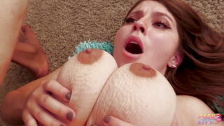 Hardcore video av bystiga stora naturliga bröst flicka suger kuk efter att ha fått rumpa av stor kuk