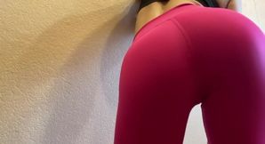 Stunning Fit Girl in Tight Leggings Showcases Her Perfect Curves