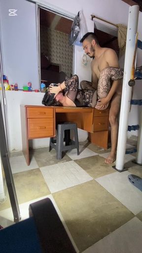 Mature was playing young fucks hard and hard comes and squirts inside her