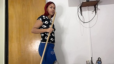 Sexi Madrastra Limpiando el Cuarto con Pantalones Ajustados y su Hijastro no Pudo Resistir la Tentacion de su Gran Culo