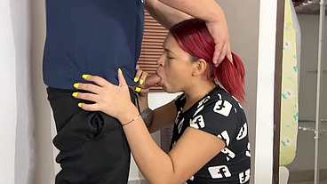 Sexi Madrastra Limpiando el Cuarto con Pantalones Ajustados y su Hijastro no Pudo Resistir la Tentacion de su Gran Culo