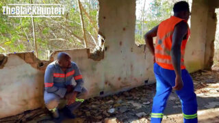 Hitam hunks dalam pakaian seragam memberikan kasar luar tdk berpelana berdebar-debar untuk gay sluts hisap pancutan mani