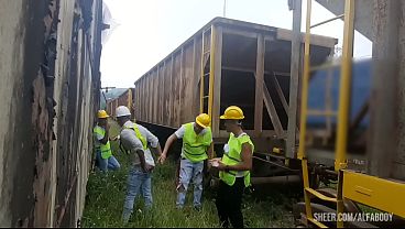 OS OPER&Aacute_RIOS PEGARAM PESADO HOJE NO TRABALHO CHAMARAM O AMIGO PARA UMA ORGIA NA HORA DO ALMO&Ccedil_O E A SOBREMESA FOI COM MUITO LEITE NO RABO E NO MEIO DOS TRILHOS E VAG&Otilde_ES DOS TRENS Part I ( TEASER )