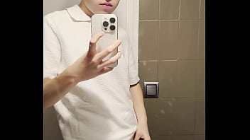 Twink con fimosis se escapa de la comida familiar para masturbarse - VIDEO COMPLETO