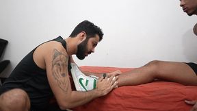 esfregando a sola dos pes na cara do submisso