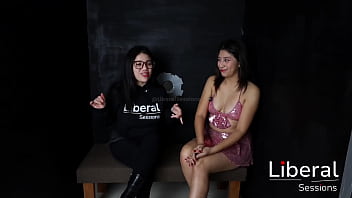 Chica flaquita follando en Glory Hole