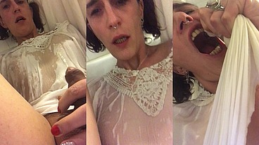 Jeu Uro dans la baignoire mon teeshirt est trempé ma bouche est pleine !
