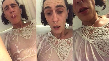 Jeu Uro dans la baignoire mon teeshirt est trempé ma bouche est pleine !