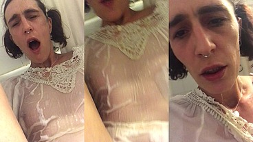 Jeu Uro dans la baignoire mon teeshirt est trempé ma bouche est pleine !