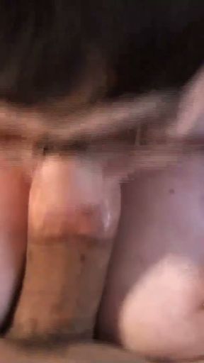Brunette 24 Jahre mit riesen Titten gibt blowjob und Tittenfick   Clip 1