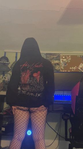 Hoodie screams emo, body screams whore. 😈