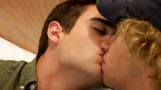 Selbstgemachtes Fetisch-Video der jungen Amateure Casey Wood und Zack Randall beim Analfick