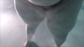 Underwater SSBBW thighs shake