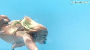 Juiced up mature blonde bombshell Lisi goes topless for a sultry poolside sesh