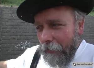 Ouwe man neemt sletsnol onder het viaduct