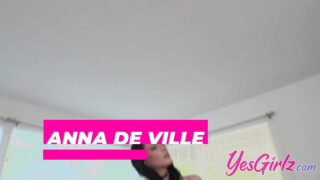 穿着渔网袜的大屁股荡妇在糟糕的口交后，接受了极其粗暴的拳交和肛交