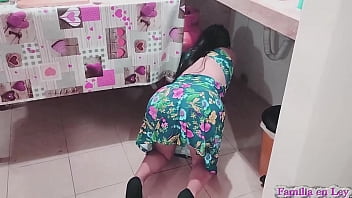 Grabo a Mi Hermosa Hijastra Cocinando esta Bien Rica y Deliciosa