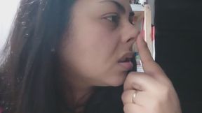 Estiramientos extremos de labios.