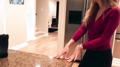 Petite real estate agent is willing to screw her client